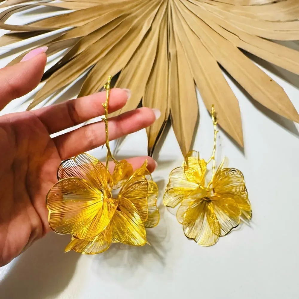 Gold flower statement earrings S715